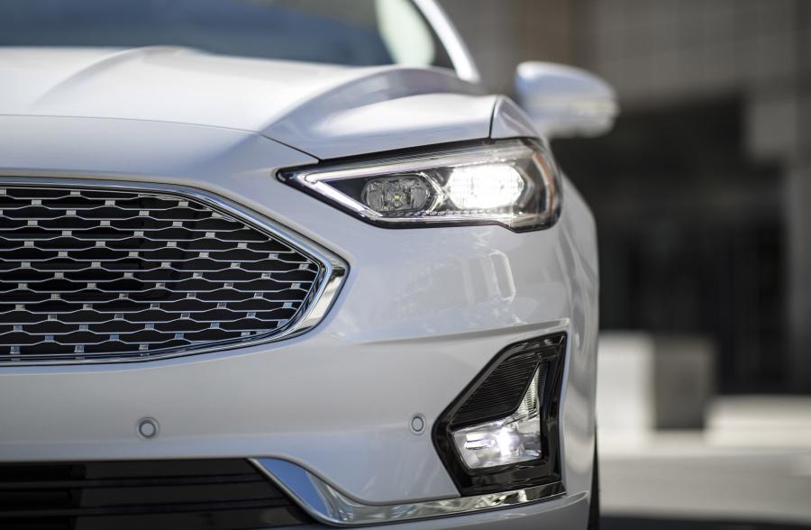 Детали экстерьера Ford Fusion Energi 2018 года  (фото 2 из 26)